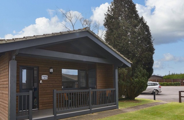 6 PINEWOOD RETREAT, family friendly, with pool in Lyme Regis