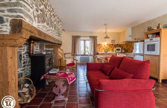 63g63570 - Aveze - Gîte