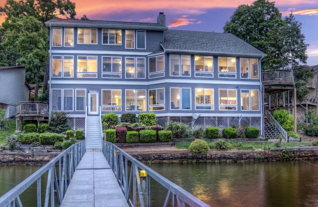 6600 sf, Beds for 33, Hot Tub, Theatre, Game Rm , Entertainers Dock, Great Views