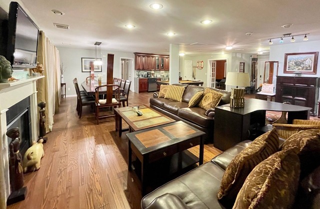 6bed/4bath one-level Cape Cod Villa, New Listing!