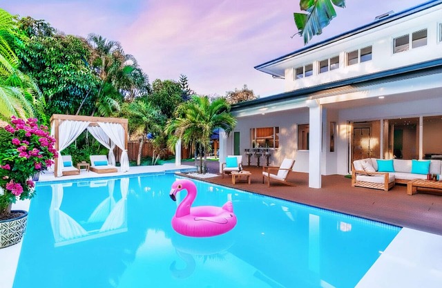 6BR | Heated Pool | Jacuzzi | Sauna | Beach area