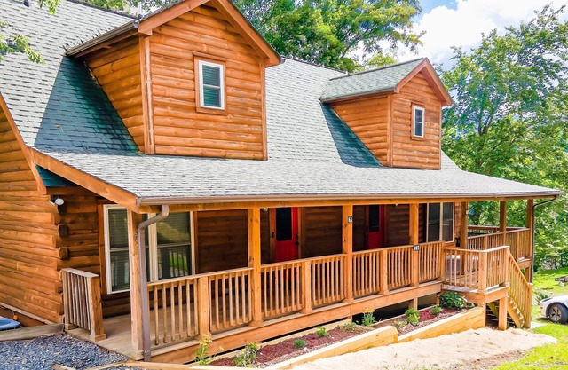 6BR Log Cabin | Walk to Downtown | Mountain Views