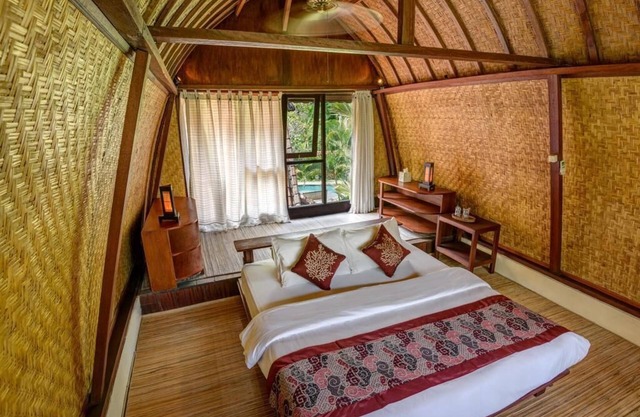 6BR luxurious rooms along with a swimming pool suitable for honeymoon