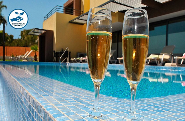 6BR w/Heatable Pool, Jacuzzi & Games Room