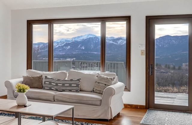 6k SQ. FT./72 Acre Wildlife Preserve/Hot Tub/Grand Views