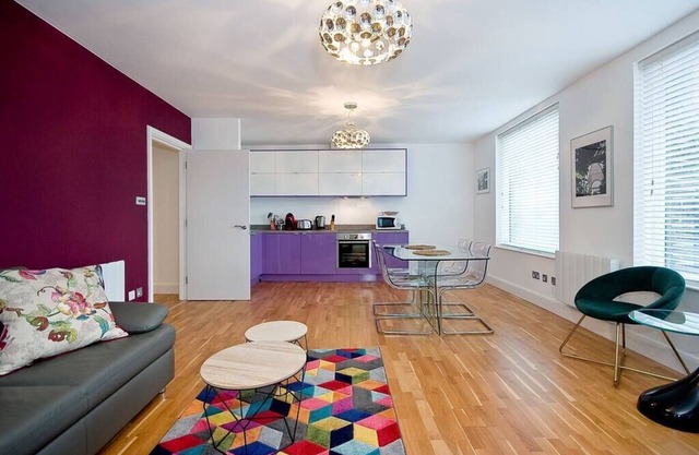 6M City Views Warehouse sleeps 6 Elizabeth line