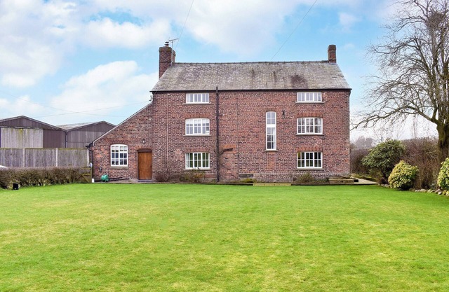 7 bedroom accommodation in Blackden, near Crewe