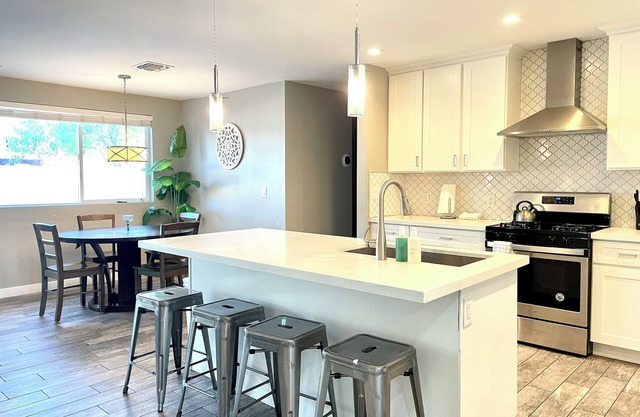 7 Beds 12 Sleeps - Upscale Entire Home with Pool & Spa - Old Tow Scottsdale