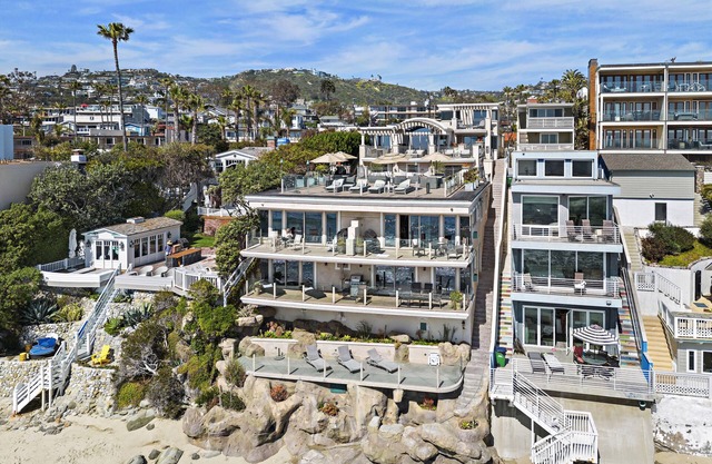 7 Direct Beach Access steps away Djakarta (G), the Spacious Villa with Jacuzzi Tub