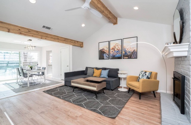 7 mi to DT✔house in 3B/2B✔2 king beds ❄shaded patio❤️pet friendly& garage park