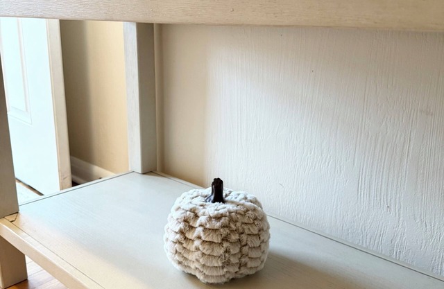 7 min to downtown Salem, Hospital, & Convention Center. 3bdrm 2.5 bath with WIFI