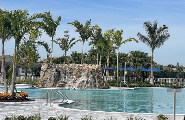 7 minutes to Manasota Beach. Pools, bocce ball, pickleball, fitness center
