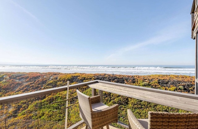 7 Pelican Large Condo w/Sweeping Monterey Bay Ocean Views & Beach Access!