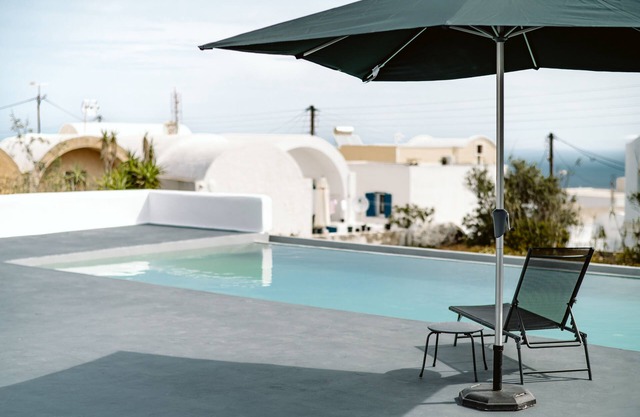 7 person villa with large pool, central location!