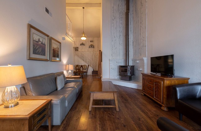 (70) Spacious 3 bed, 2 bath, 2 car garage with yard in Citrus Heights