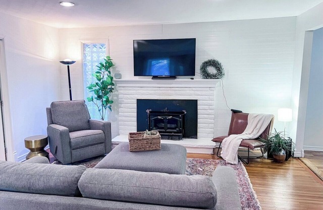 7406 2-bed · Convenient & Cozy Kirkland 2-bed Fenced Yard+Deck