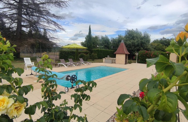 75 m² detached house with heated swimming pool and tennis court
