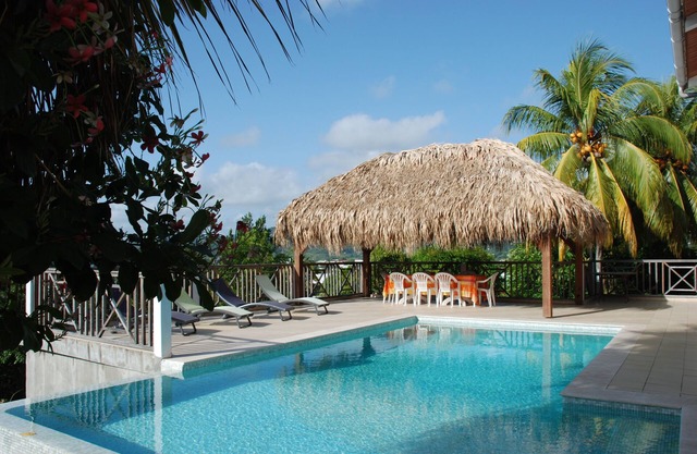 76m2 apartment on one level, large infinity pool, sea view, garden