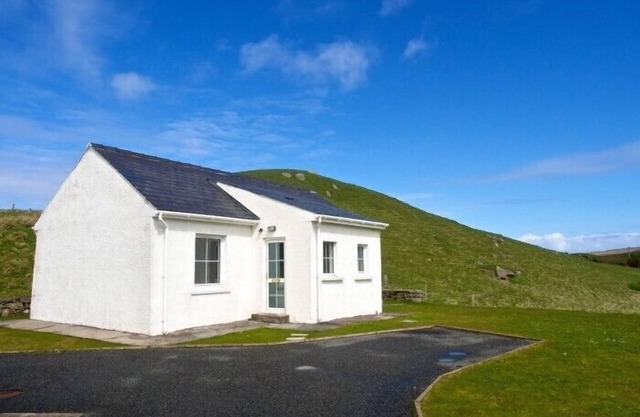 7B ARDROIL, pet friendly, with a garden in Uig Isle Of Lewis