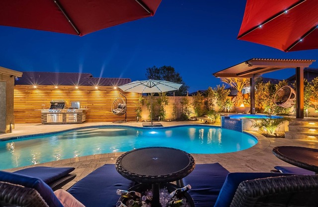 7BR/4BATH Escape w/HEATED Pool, Billiards, Arcade Room, Hot Tub & Mini Golf