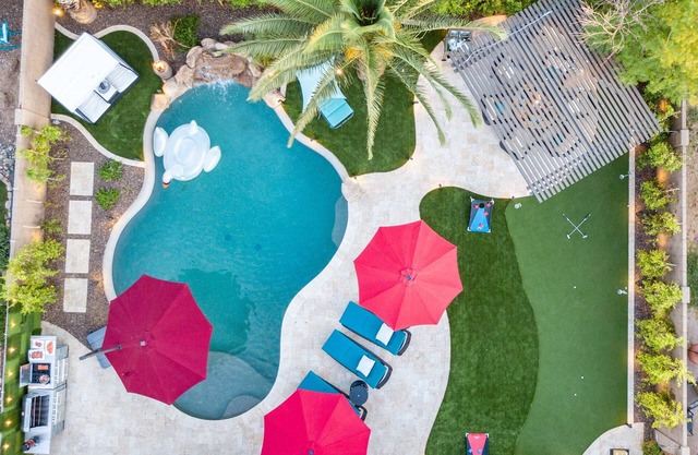 7BR/4BATH Paradise w/HEATED Pool, Billiards, Arcade Room, Hot Tub & Mini Golf