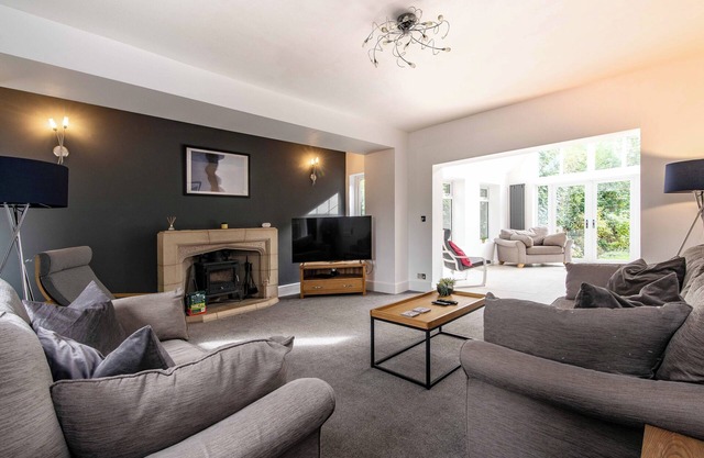 7BR Home in Nottingham – Perfect for Large Groups