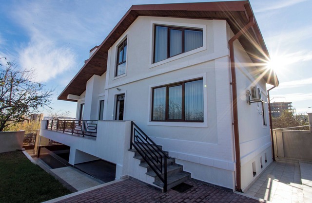 7mins-Tbilisi Mall/19mins-Jvari Monastery.nFab and cosy home with swimming pool!