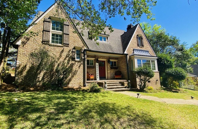 7th Ave Manor, Remodeled 1930’s Manor just minutes from Historic Downtown Laurel