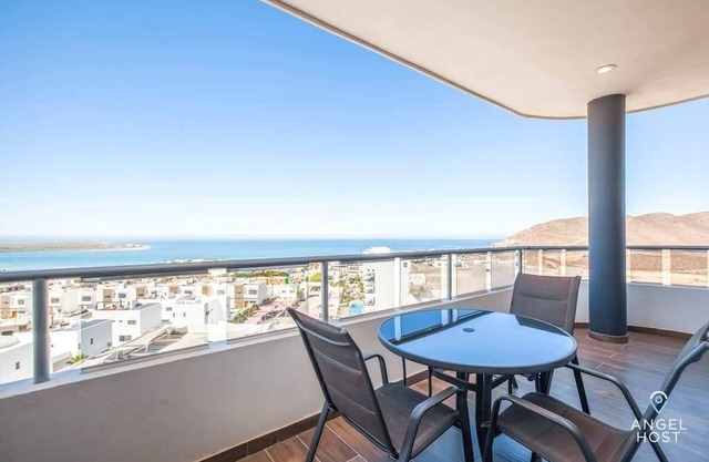 7th-floor condo w/incredible ocean view & 2 pools