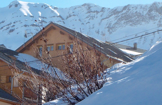 8/10 people at the foot of the slopes