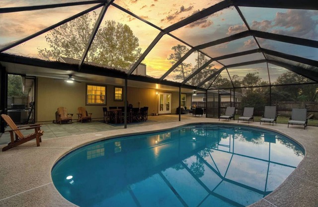 ~8-Ball Abode Sleeps 8 Pool Basin & Pool Table~