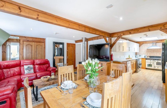8 bedroom accommodation in Gloucester