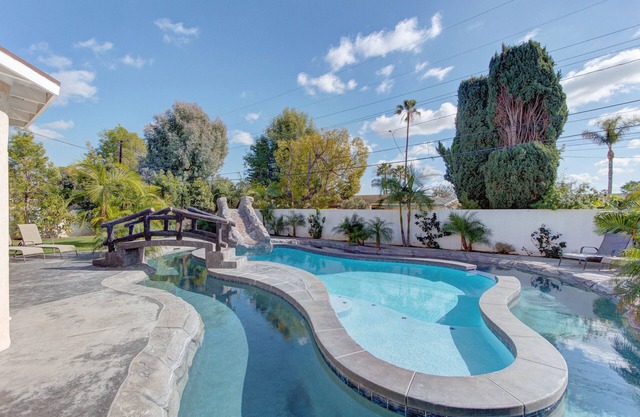 8 Bedroom Pool, Flowing Lazy River & Water Slide near Disneyland! PRIVATE OASIS!