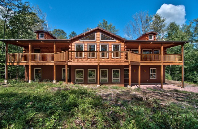 8 BR 4 BA SECLUDED 4000 SF. BACHELOR PARTIES/REUNIONS HOT TUB/WIFI! Sleeps 26!