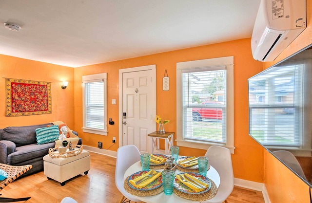 8 Mi to Aquarium: Long Beach Bungalow w/Patio!