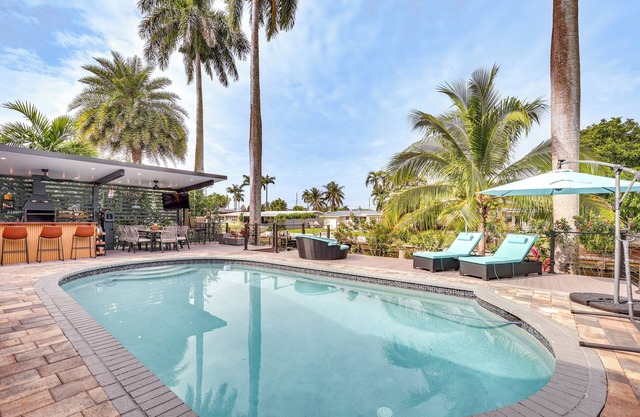 8 Mi to Las Olas Beach: Canal-Front Oasis w/Pool!