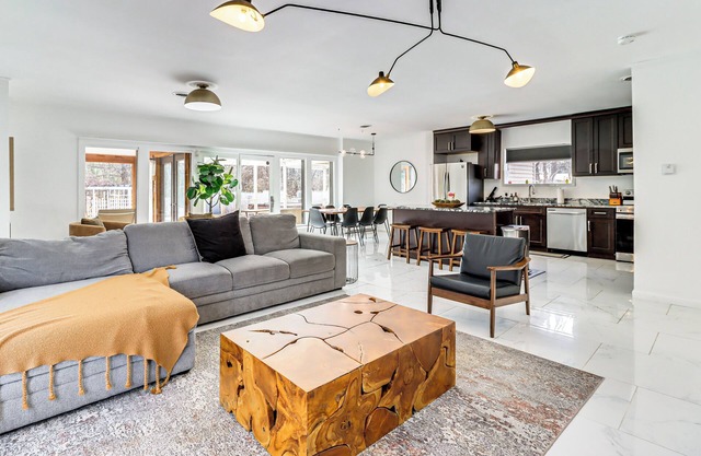 8 Mi to Slopes: Family Escape w/Hot Tub in Cresco