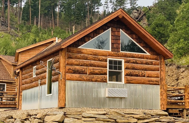 8 miles to Mount Rushmore - Sleeps 2 - King Bed