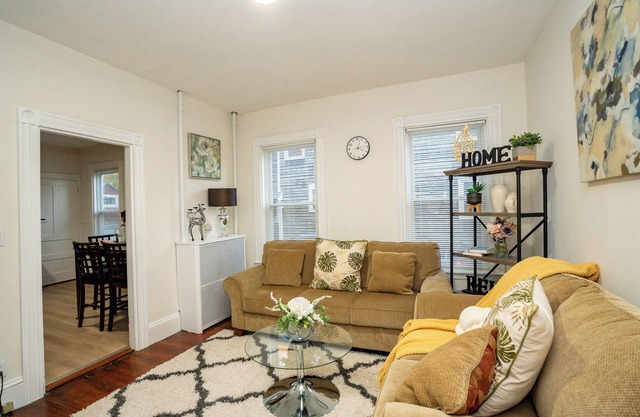 8-Peaceful & Bright apt/3br right to Boston line