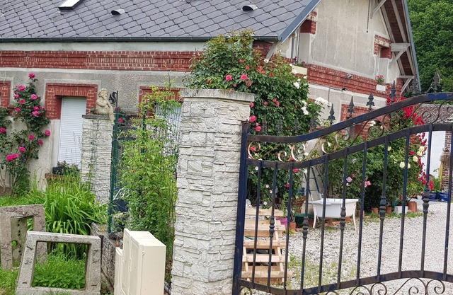 8-room house with swimming pool near A1,