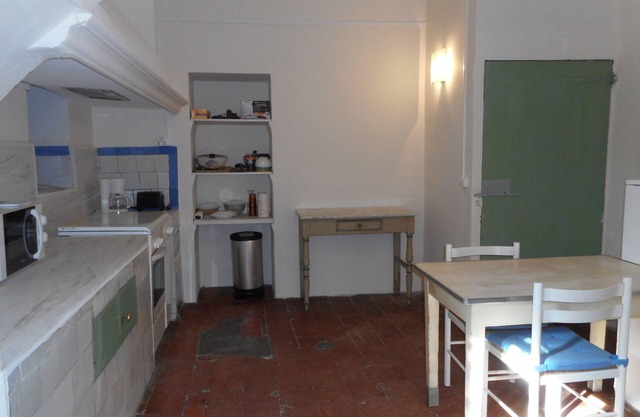 80 m2 in a quiet, cool location, with double rooms, terrace and olive grove.
