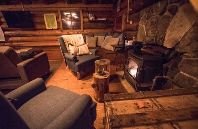 85 Dundee · Cozy Log Cabin/Private Hot Tub/Brook/Fireplace