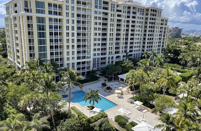 868-Luxury 5* Ritz Carlton Apartment Beach Front