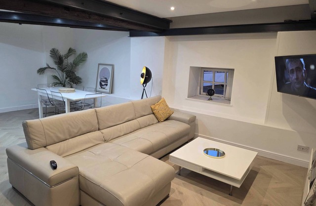 8Guests-3Bedroom-Tv-Penthouse