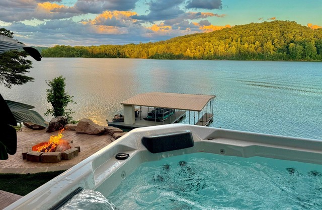 9 bdrm covered dock, firepit and large bar on water, Baltic hot tub, sleeps 26,