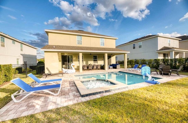 9 Bed/9Bath/LARGE POOL AND HOT TUB/only 10 mins Disney/Stylish and Contemporary