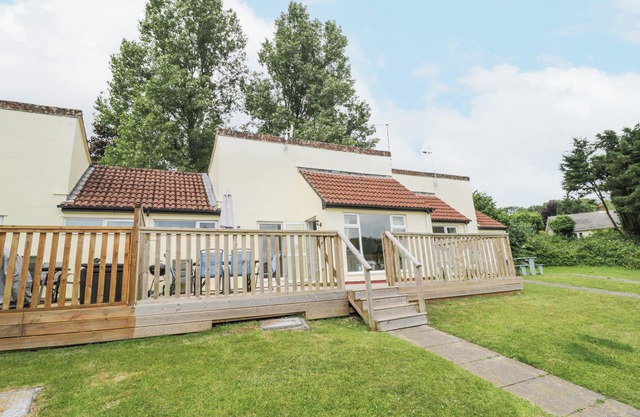 9 MANORCOMBE BUNGALOWS, pet friendly, with a garden in Callington