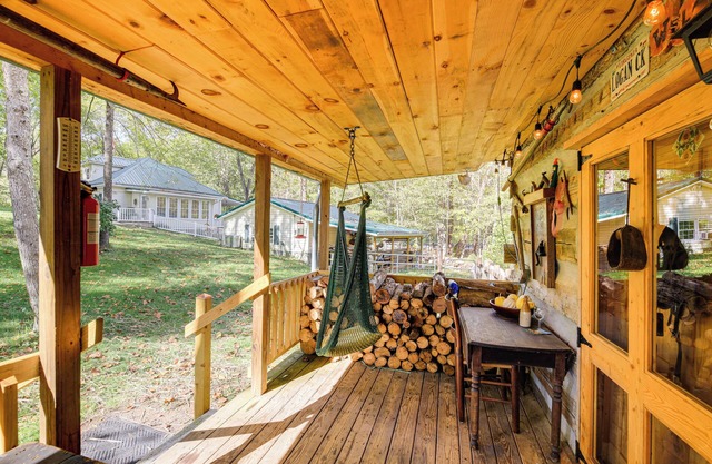 9 Mi to Creeper Trail: Woodsy Abingdon Cabin