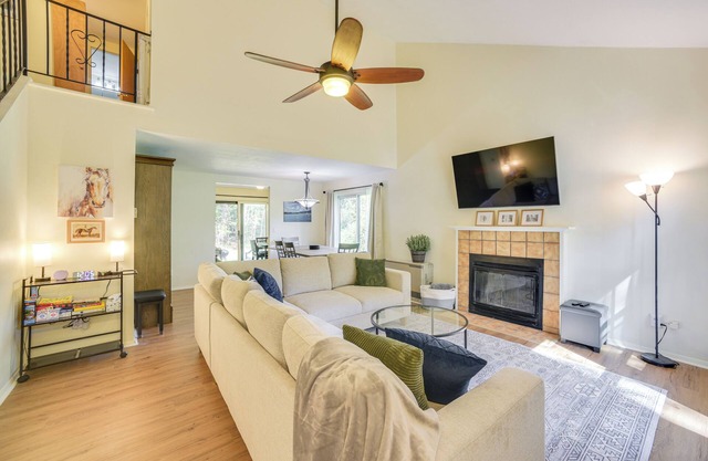 9 Mi to Saratoga Racetrack: Townhome w/Bicycles!
