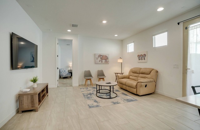 9 Mi to Westgate: WFH-Friendly Apt in Tolleson!